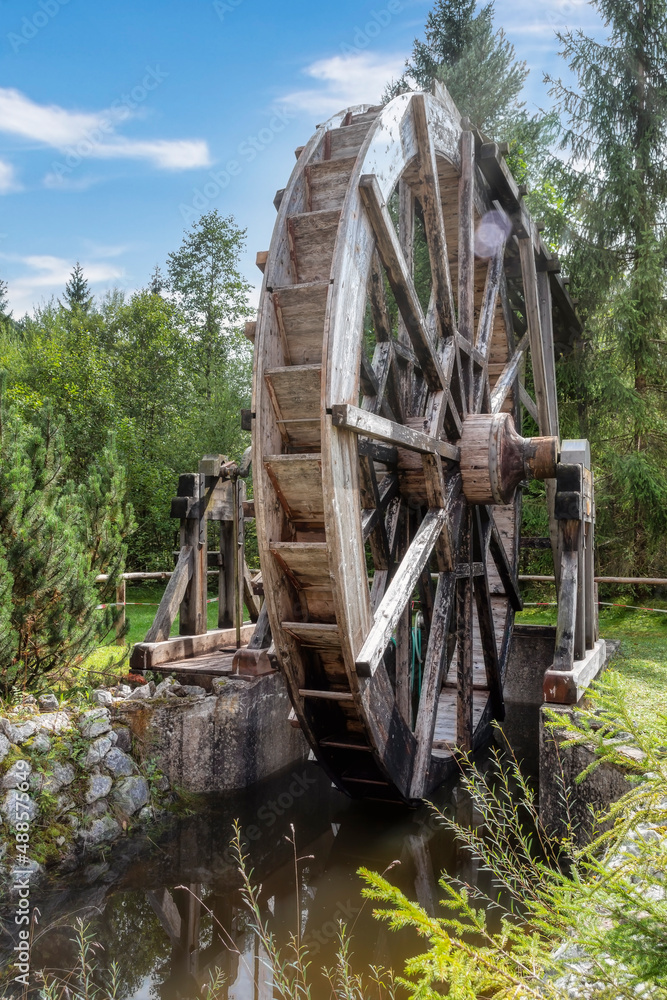 Freistehendes Wasserrad aus Holz