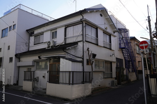 日本の古い住宅/二階建一軒家/土地/一戸建て/モルタルアパート/下宿 photo