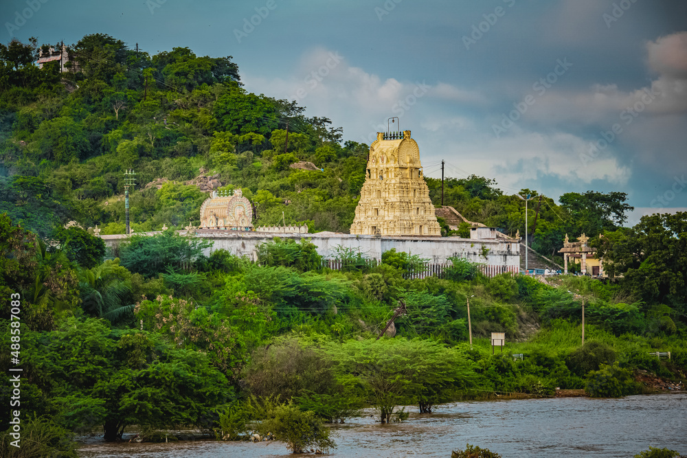 Lakshmi Narasimhar Temple is dedicated to Hindu God Vishnu located at Pazhaiya Seevaram village, Kanchipuram, Tamilnadu. The Temple is located on top of Padmagiri hillock in Pazhaiya Seevaram village Lakshmi Narasimhar Temple is dedicated to Hindu God Vishnu located at Pazhaiya Seevaram village, Kanchipuram, Tamilnadu. The Temple is located on top of Padmagiri hillock in Pazhaiya Seevaram village