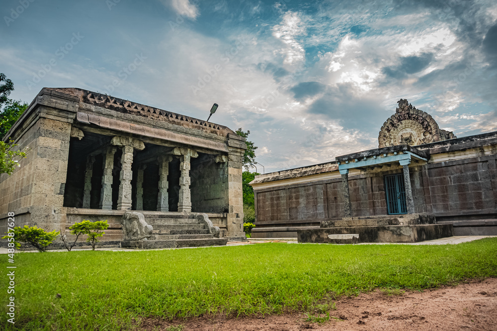 Sri Appan Venkatesa Perumal Temple is dedicated to Hindu God Vishnu located at Thiru Mukkoodal Village in Kanchipuram District of Tamilnadu. This temple is located on 3 banks of the rivers. ASI site.