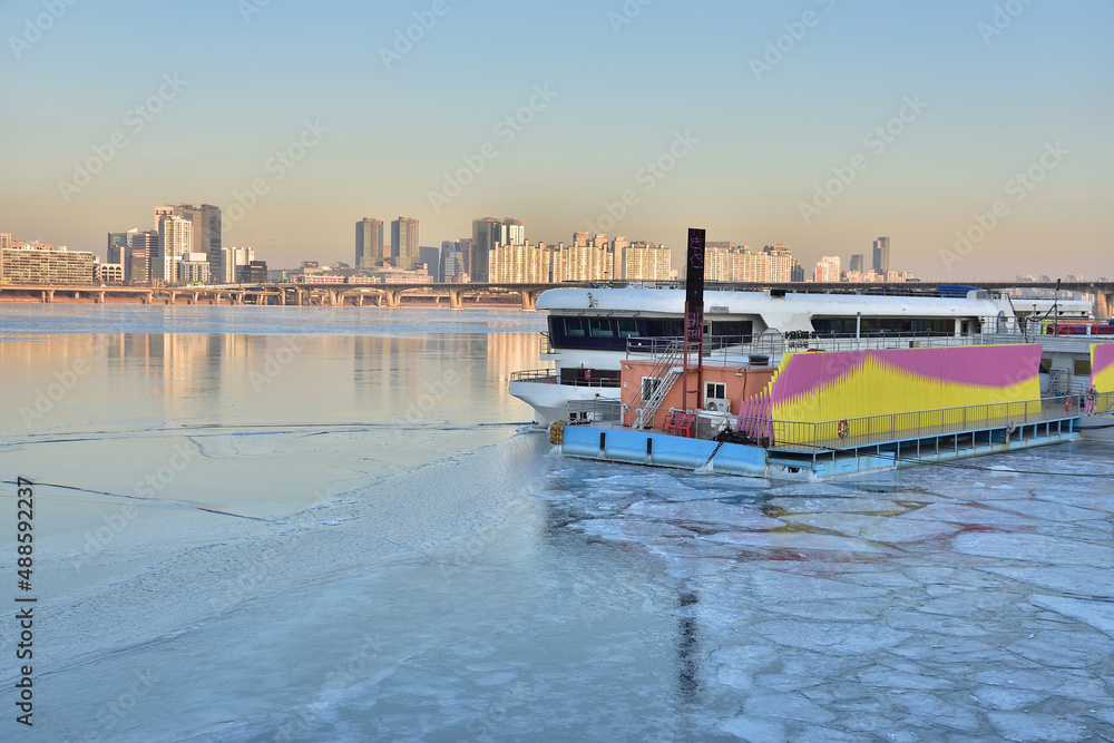 韓国・ソウル・厳冬期に全面氷結する漢河