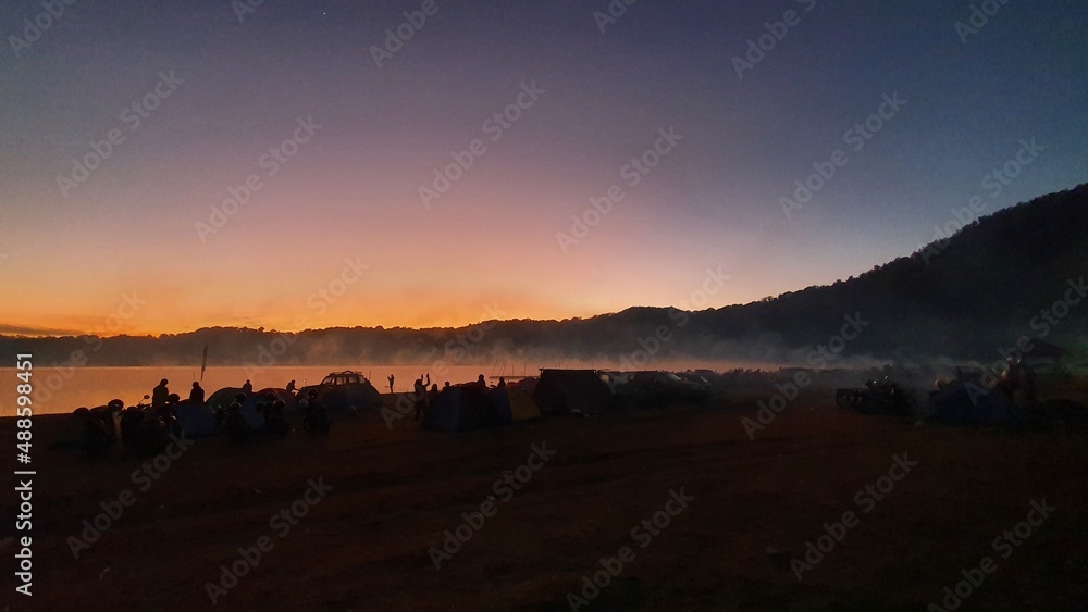 Obraz premium sunset in the twin lake in bali, the name of twin lake is buyan and tamblingan