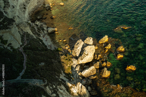 Une vue plongeante du haut des falaises à Bonifacio en Corse