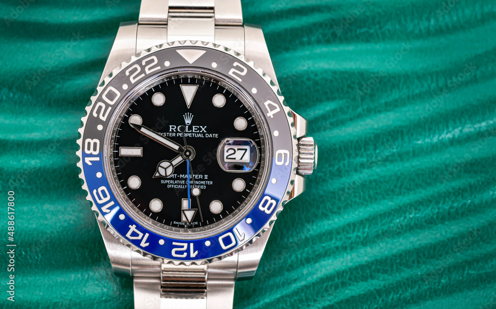 Bangkok Thailand- Feb 20,2022 :Close up Rolex GMT-Master II "Batman"40mm  with blue-black bezel Steel Ceramic Men's Wrist watch on green background  Stock-Foto | Adobe Stock