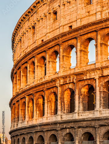 Tapeta The Colosseum at Dusk in Rome, Italy