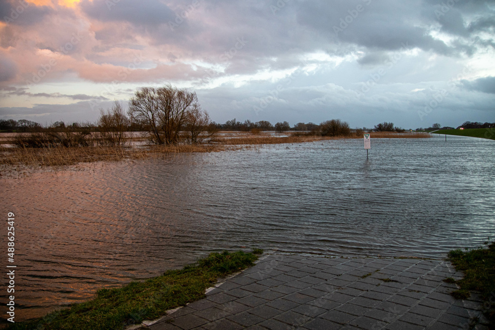 Sturmflut Hochwasser An Der Elbe In Hamburg Sturmtief Ylenia Am Abend sturmflut-hochwasser-an-der-elbe-in-hamburg-sturmtief-ylenia-am-abend