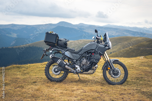 Reiseenduro auf Gipfel eines hohen Berges