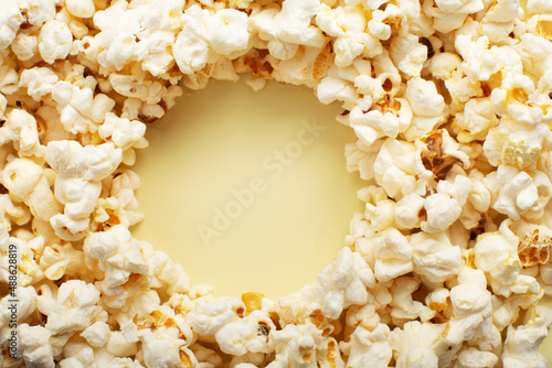 Obraz na płótnie Fresh butterfly popcorn frame background with copy-space w salonie