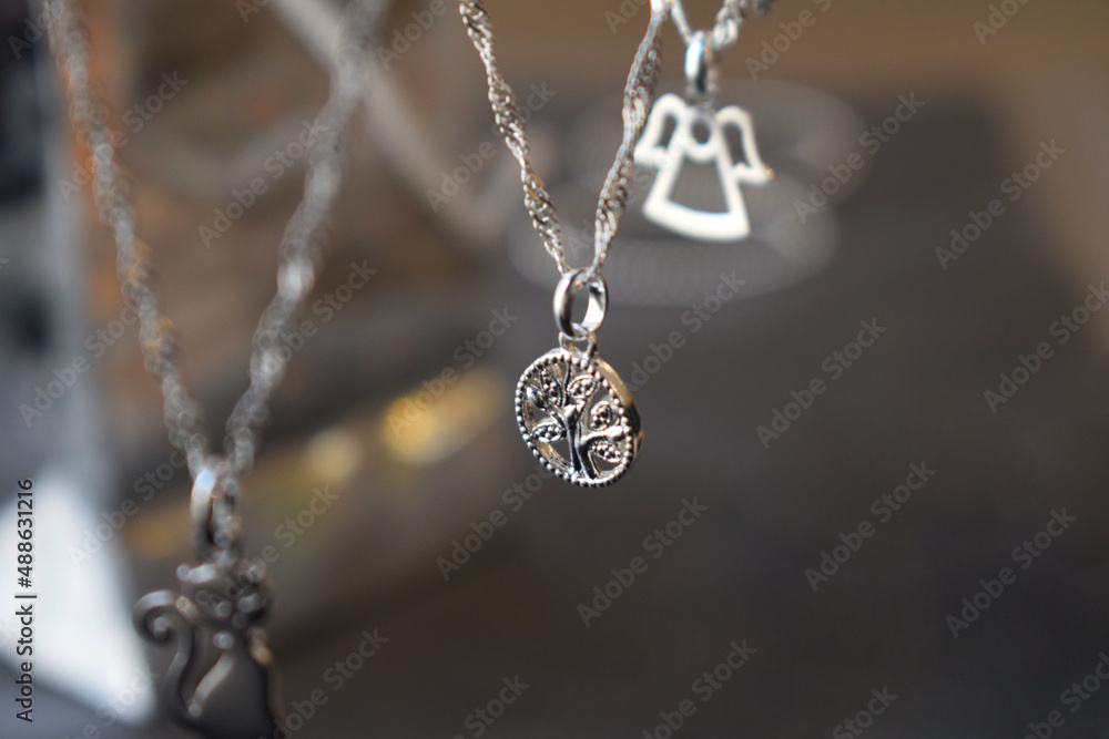Fototapeta premium Bisutería, joyería, cadenas, pulseras y dijes