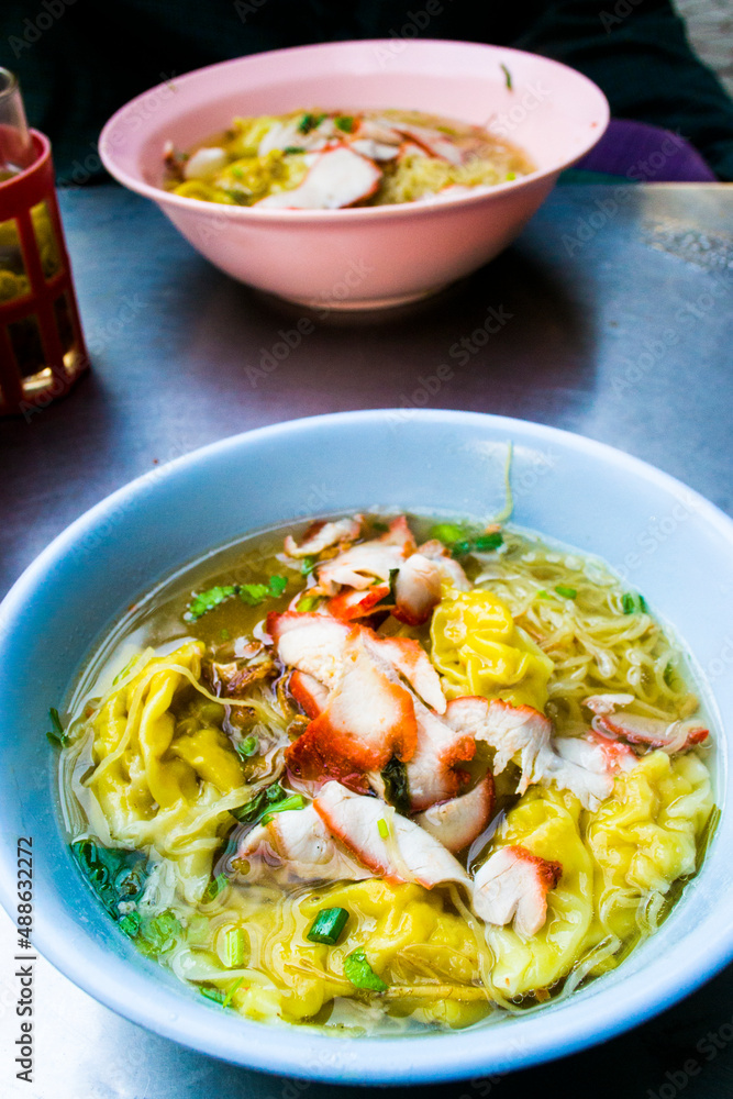 Rice noodle and dumplings with soup 
