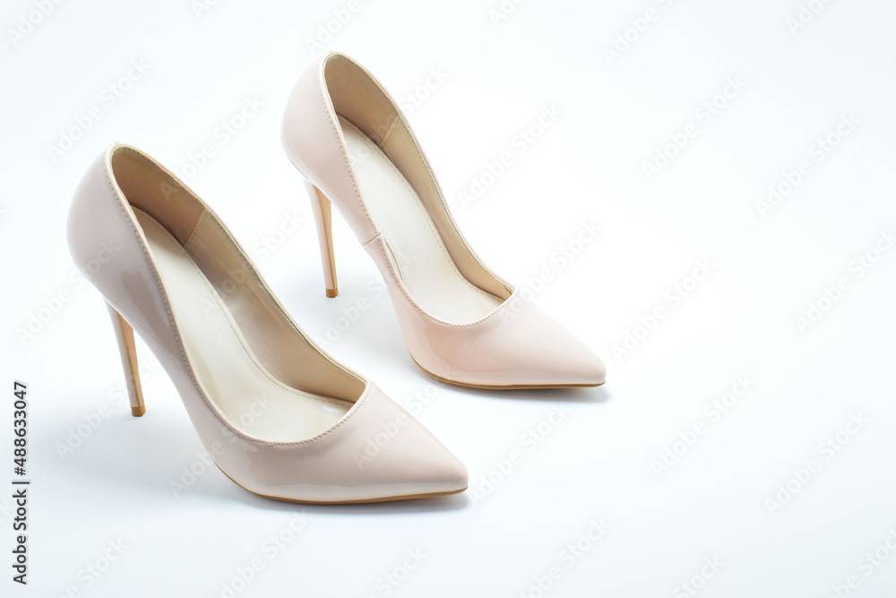 Zapatos blancos de tacón alto para mujer. Calzado formal, para fiesta o trabajo sobre un fondo blanco. Espacio para texto al lado derecho, vista superior. Zapatos blancos de tacón alto para mujer. Calzado formal, para fiesta o trabajo sobre un fondo blanco. Espacio para texto al lado derecho, vista superior.
