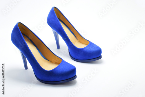 Zapatos azules de tacón alto para mujer. Calzado formal, para fiesta o trabajo sobre un fondo blanco. Espacio para texto al lado derecho, vista superior.