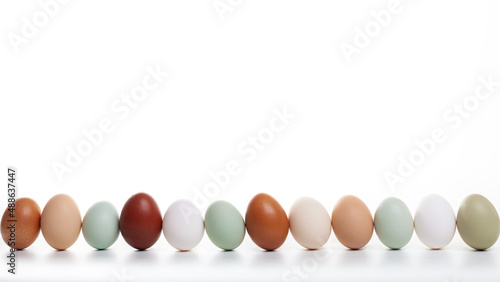 Osterdekoration mit bunten, natürlich farbigen Eiern in einer Reihe als Hintergrund mit Copy-Space