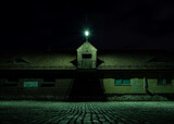 stary wojskowy barak ceglany w nocy