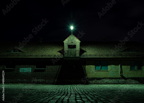 stary wojskowy barak ceglany w nocy photo