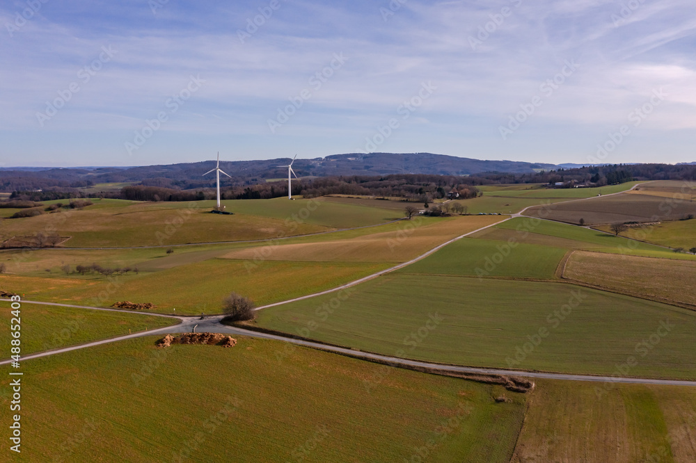 Zwei Propeller einer Windkraftanlage auf dem offenen Feld aus der Drohnenperspektive