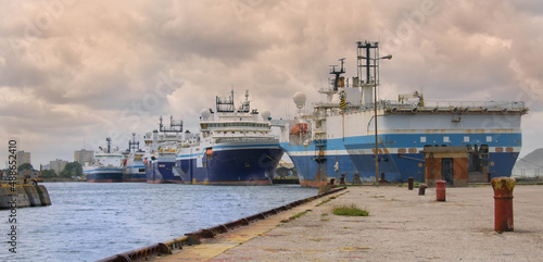 Fototapeta Bateaux en attente dans le port de Dunkerque