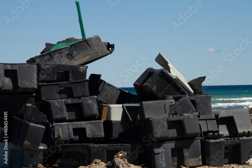 cajones basura en la playa