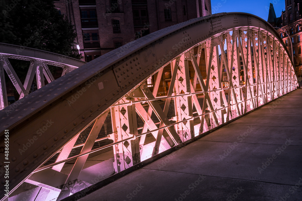Obraz premium Illuminated Steel Bridge in Hamburg Speicherstadt