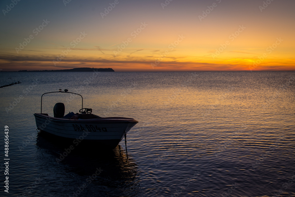 Sonnenuntergang an der Ostsee mit Blick auf Hiddensee