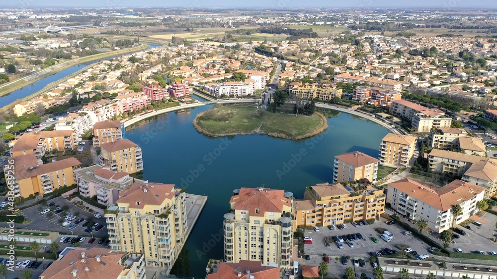 Obraz premium vue aérienne de Montpellier, Lattes et Mauguio dans le sud de la France en Occitanie