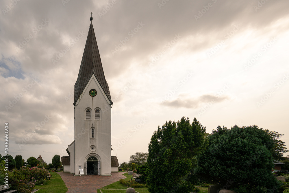 Kirche auf Amrum in Nebel bei Sonnenuntergang Kirche auf Amrum in Nebel bei Sonnenuntergang