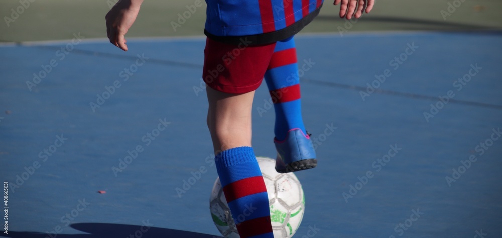 Obraz premium child playing football.