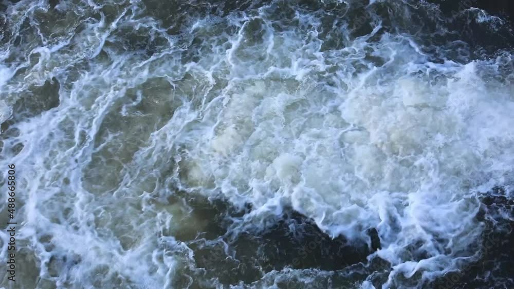 fale rozbijające się i uderzające dużą ilością piany i rozbryzgami, niebezpieczny nurt rzeki fale rozbijające się i uderzające dużą ilością piany i rozbryzgami, niebezpieczny nurt rzeki