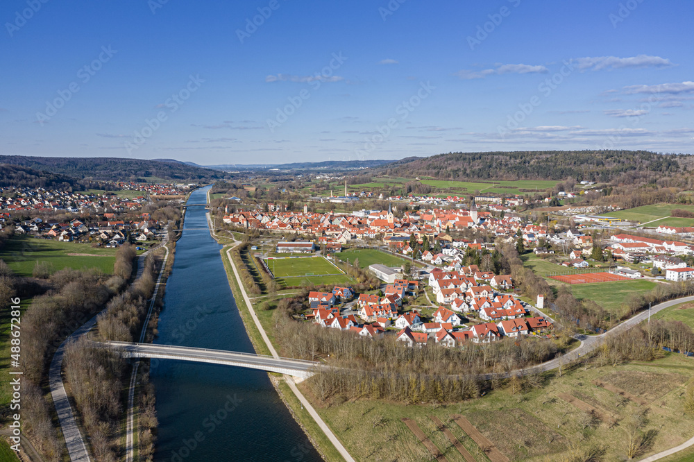 Luftaufnahme von Berching im Naturpark Altmühltal, Bayern, Deutschland ...