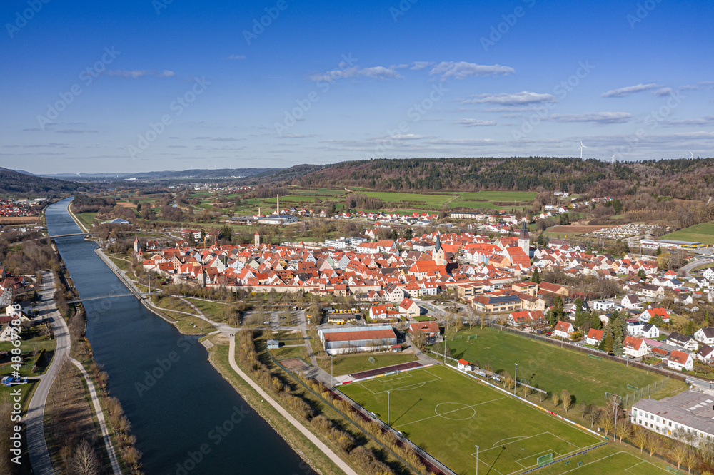 Obraz premium Luftaufnahme von Berching am Rhein-Main-Donau-Kanal im Naturpark Altmühltal, Bayern, Deutschland im Sommer