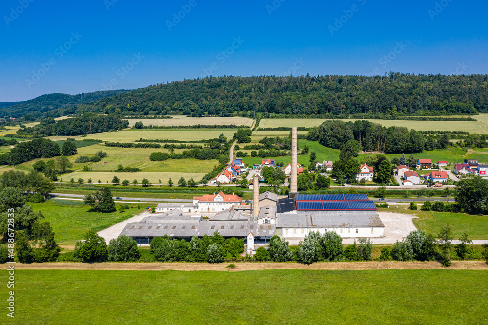 Luftbild der historischen Flachsröste in Berching im Naturpark Altmühltal, Bayern, Deutschland, historisches Industriedenkmal