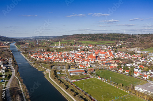 Luftaufnahme von Berching am Rhein-Main-Donau-Kanal im Naturpark Altmühltal, Bayern, Deutschland im Sommer
