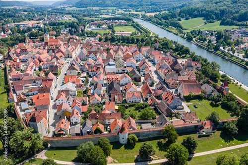 Luftbild der historischen Innenstadt von Berching im Naturpark Altmühltal, Bayern, Deutschland mit vollständiger Stadtmauer und Europakanal