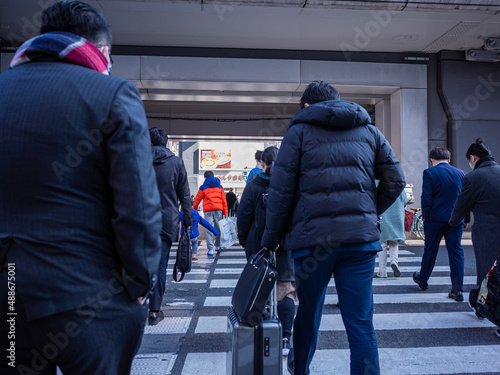 Fototapet people crossing the crossroad in akihabara