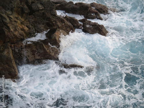 Fototapeta Naklejka Na Ścianę i Meble -  waves crashing on rocks