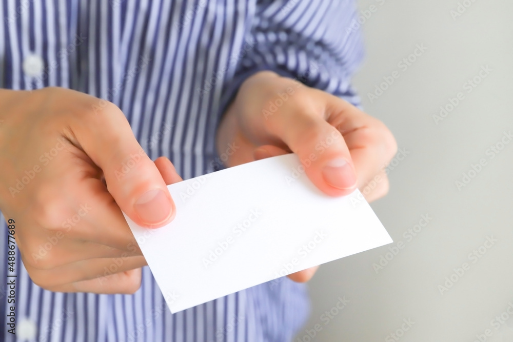 名刺を持った手元　名刺交換