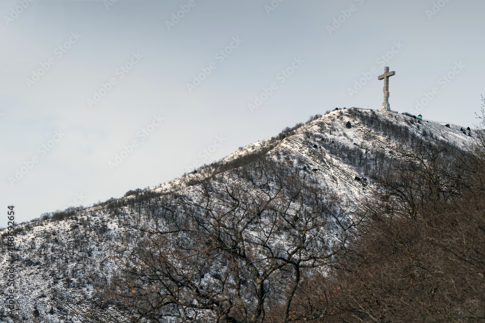 cross in the top of the mountain