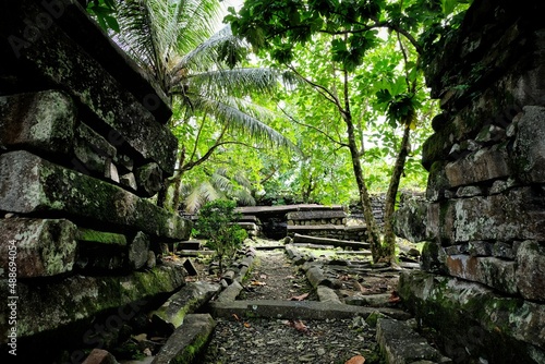 Fotografía Exploring the inner buildings of ancient ruins at archaeological site Nan Madol