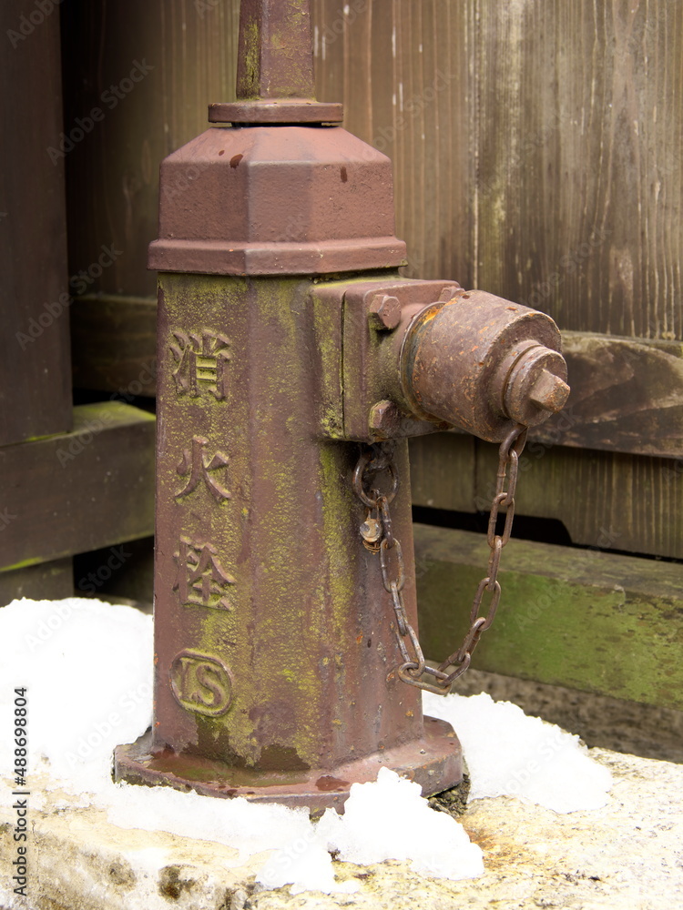 Φωτογραφία Gifu, Japan - February 19, 2022: A Fire Hydrant in snow in Takayama City, Japan