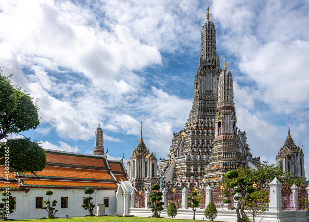 Naklejka premium The landmark Wat Arun Buddhist Temple in Bangkok