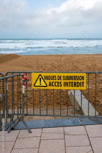 Météo - Alerte tempête: Panneau de signalisation interdisant l'accès aux plages du littoral Atlantique avec le message 