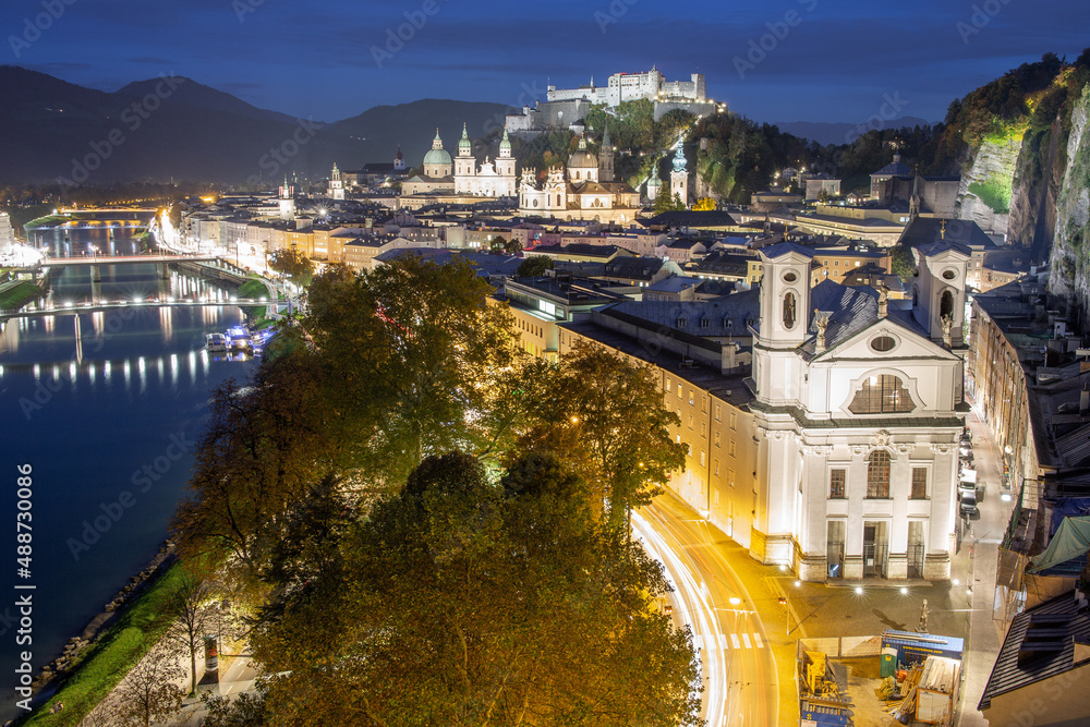 Naklejka premium Salzburg bei Nacht