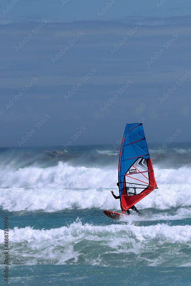 Windsurfer in Action. Kitesurfen auf blauem Meer. Windsurfer in Action. Kitesurfen auf blauem Meer.