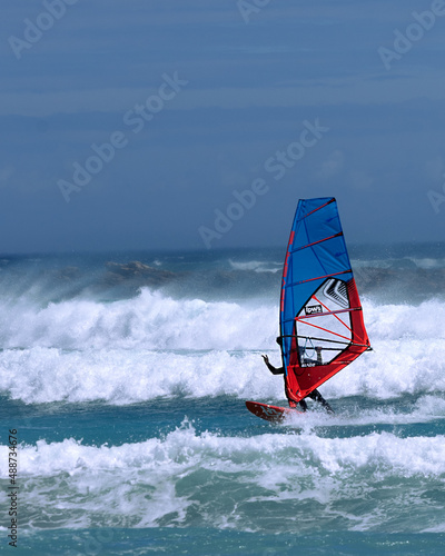 Windsurfer in Action. Kitesurfen auf blauem Meer.