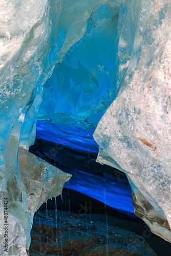 Hohlraum in der Gletscherzunge des Svartisen Gletscher