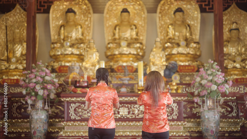 Sisters visit temples on Chinese New Year