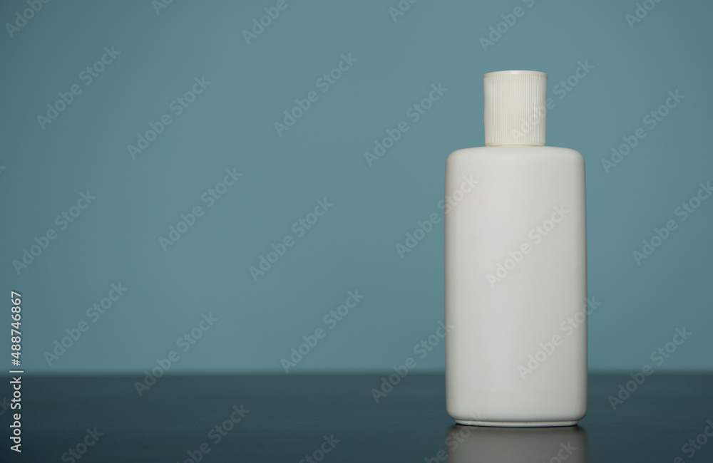 Flacon pour produit cosmétique blanc sur fond bleu - mockup pour produit de beauté Flacon pour produit cosmétique blanc sur fond bleu - mockup pour produit de beauté