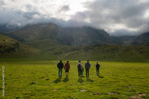 Balade en famille dans un pâturage de montagne.