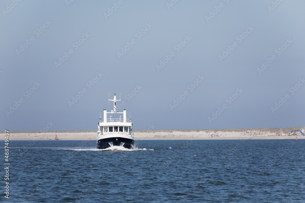 Obraz premium Schiff im Wattenmeer