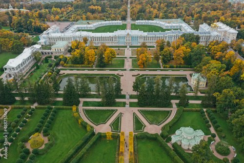 Cuadro en lienzo Aerial view of Catherine Park in Tsarskoye Selo of Pushkin, autumn garden from a
